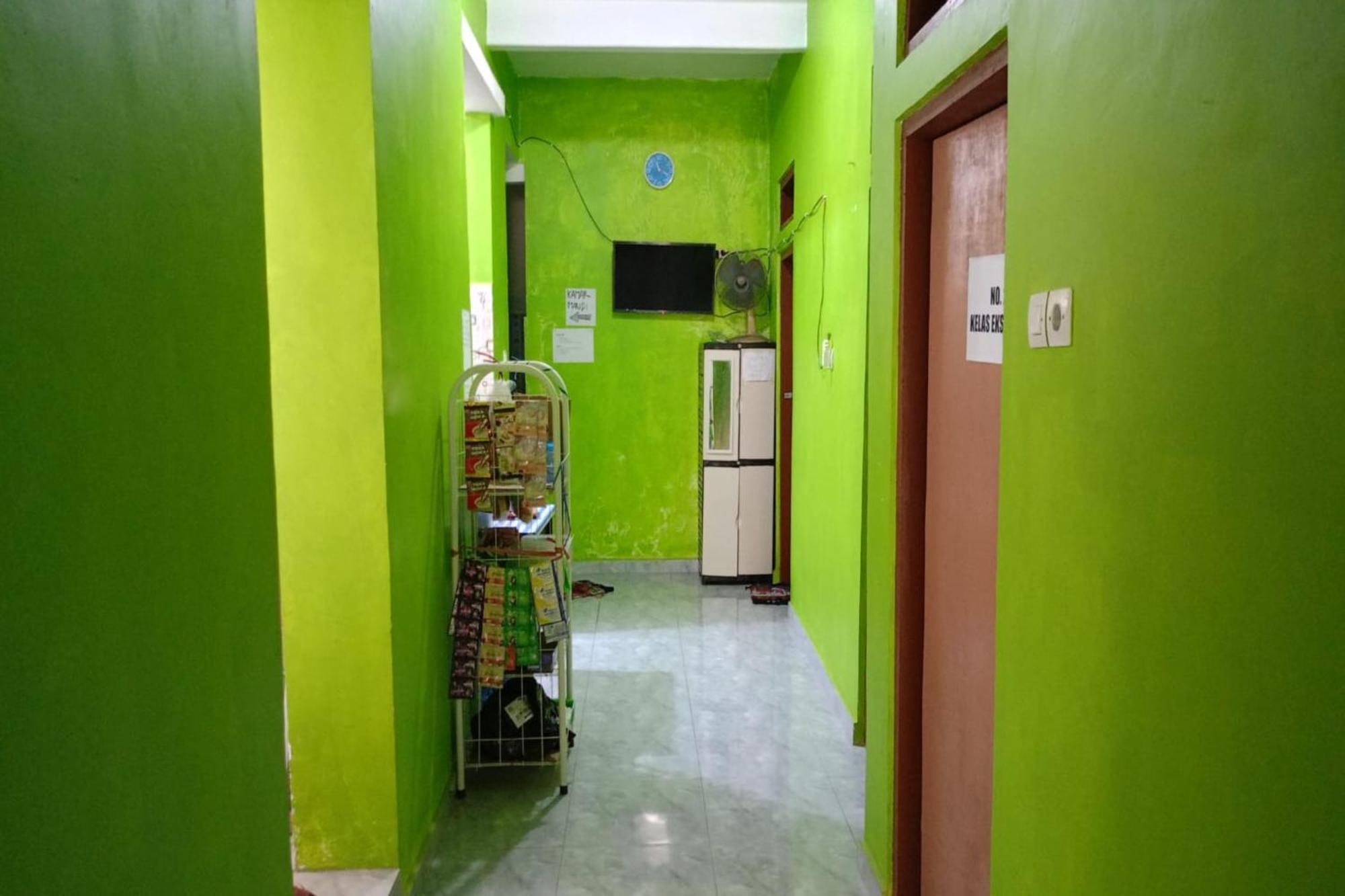 Spot On 94028 Homestay Pak To Syariah Surabaya Exterior photo